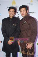 Ayaan and Amaan Ali Khan at Aamby Valley India Bridal week DAY 3-1 on 31st Oct 2010 (54).JPG